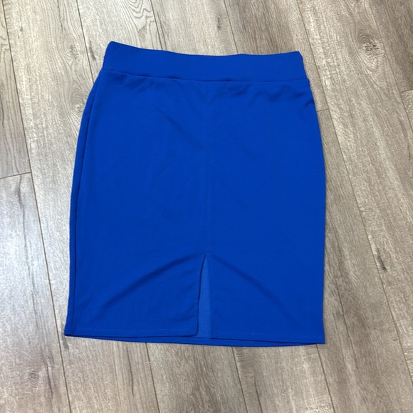 DGNY blue skirt with split on the back small snag on the front that barely 1x - Picture 4 of 4